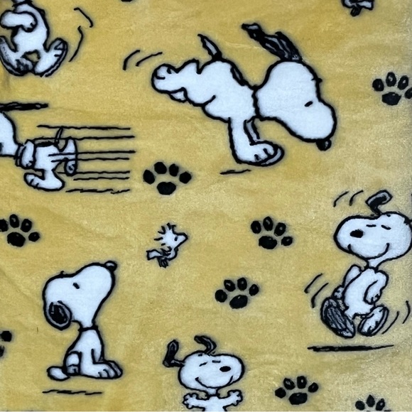 Peanuts Snoopy Yellow Blanket Throw - Picture 2 of 7